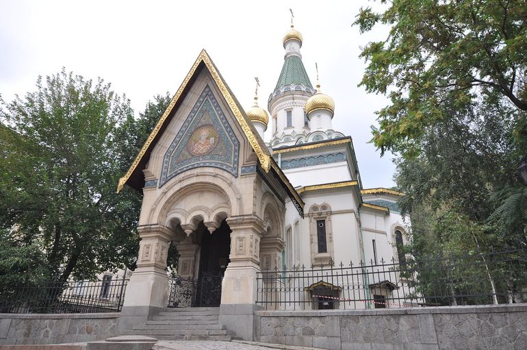 Золото куполов православного храма на фоне зимнего неба