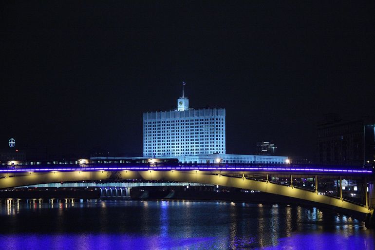 Российский дом с тёплыми окнами на фоне ночного неба