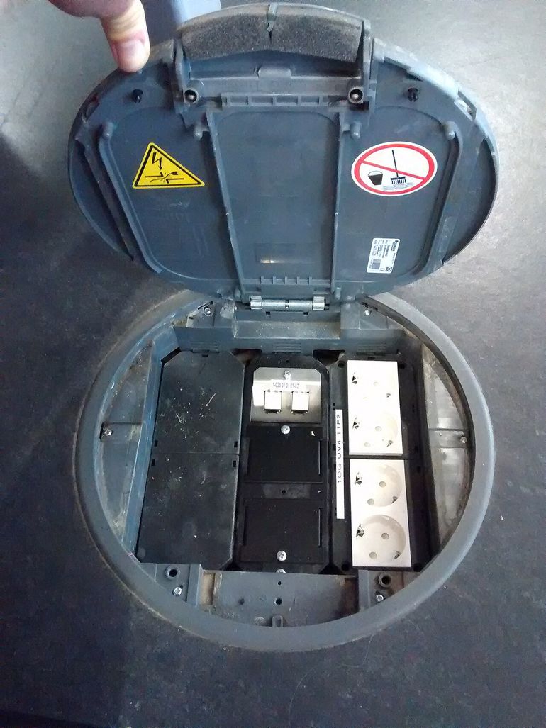Напольная розетка под откидной крышкой, встроенная в пол помещения