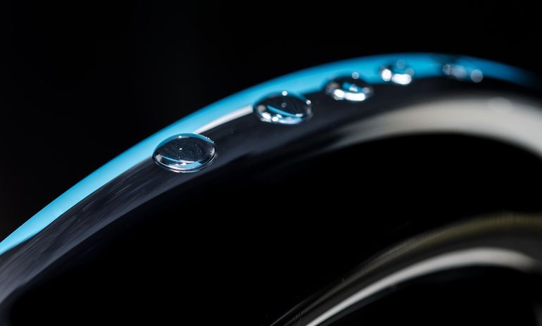 Струя воды крупным планом из хромированного крана в домашних условиях