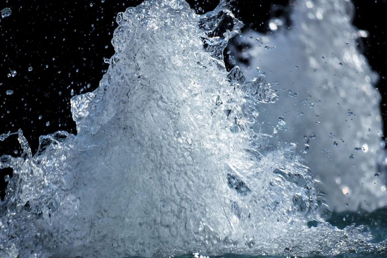 Мощная струя воды из трубы под сильным напором